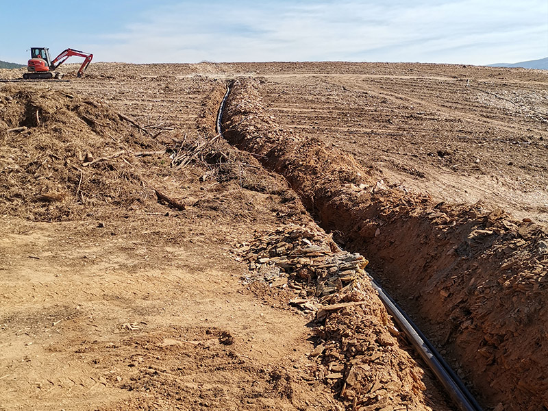 Instalación de riego por goteo, estación de filtrado, deposito de almacenamiento y bombeo solar. Viñedo de 12 Ha en Monterrei